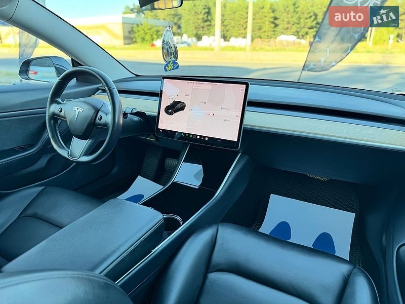 Седан Tesla Model 3 2019 в Львові
