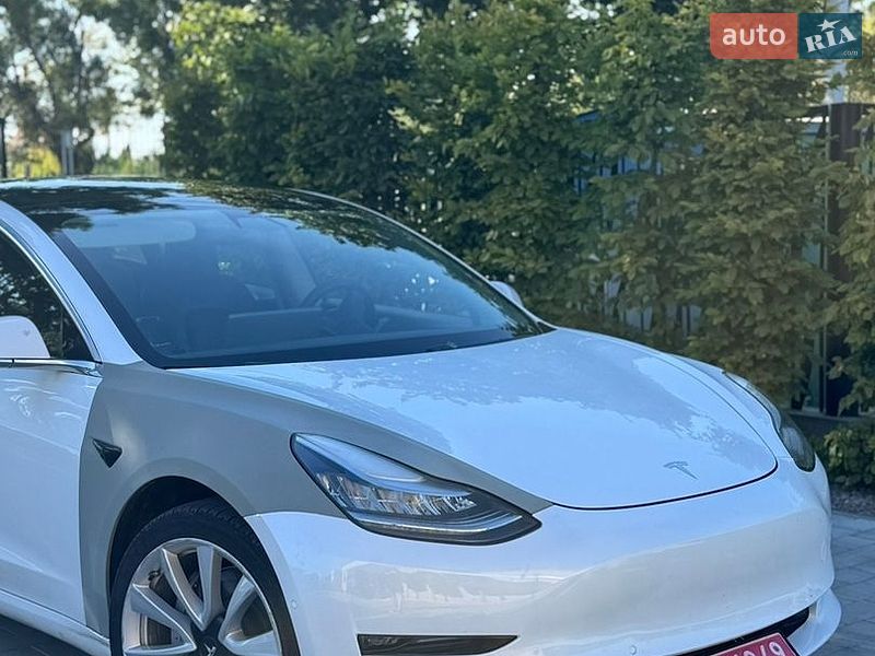 Седан Tesla Model 3 2019 в Луцке