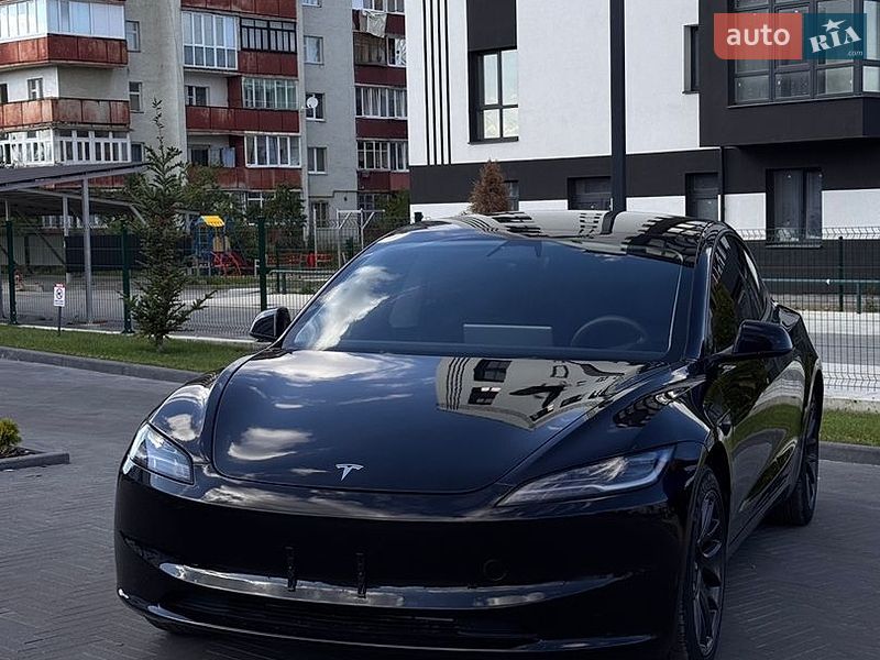 Седан Tesla Model 3 2025 в Долине