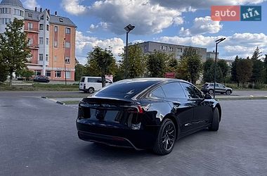 Седан Tesla Model 3 2025 в Долине