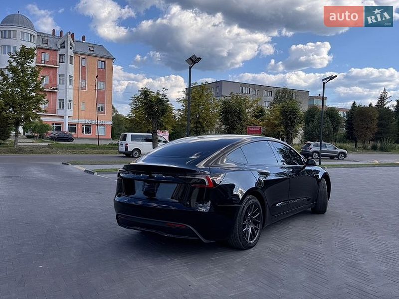 Седан Tesla Model 3 2025 в Долине
