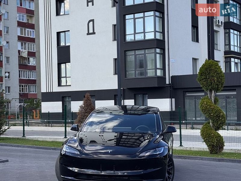 Седан Tesla Model 3 2025 в Долине