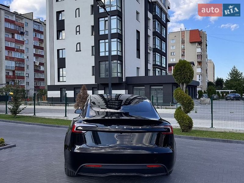 Седан Tesla Model 3 2025 в Долине