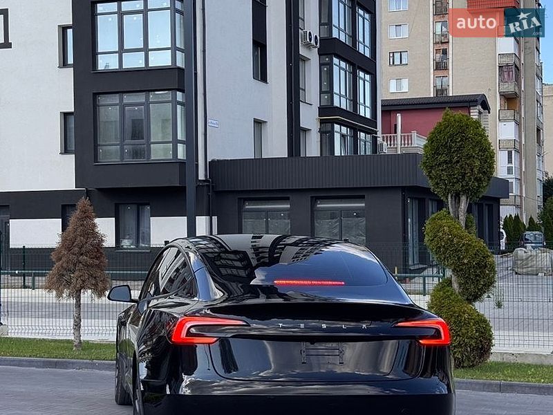 Седан Tesla Model 3 2025 в Долине