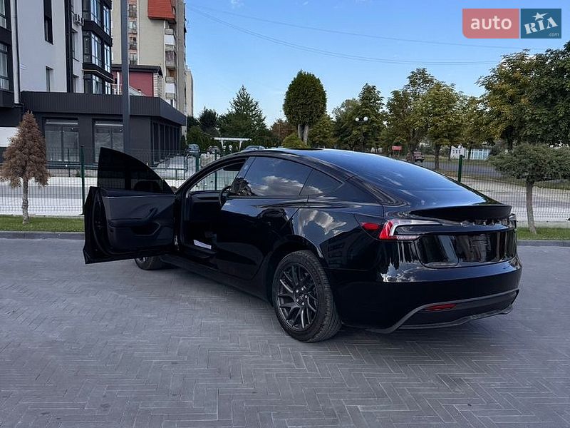 Седан Tesla Model 3 2025 в Долине