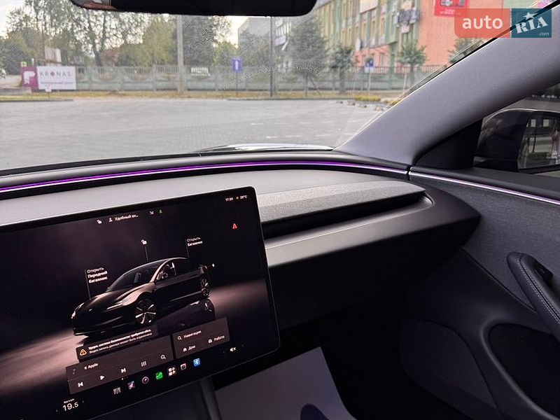 Седан Tesla Model 3 2025 в Долине