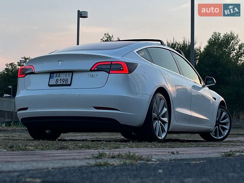 Седан Tesla Model 3 2018 в Киеве