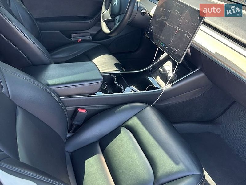 Седан Tesla Model 3 2018 в Львове