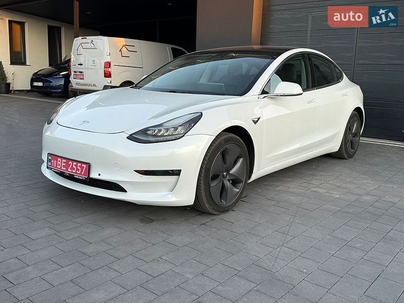 Седан Tesla Model 3 2018 в Дубні
