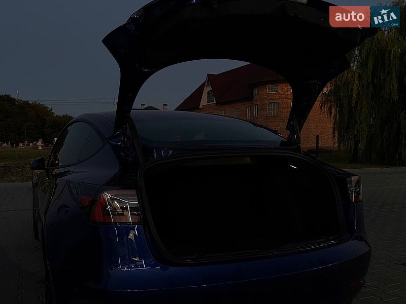 Седан Tesla Model 3 2021 в Чернівцях