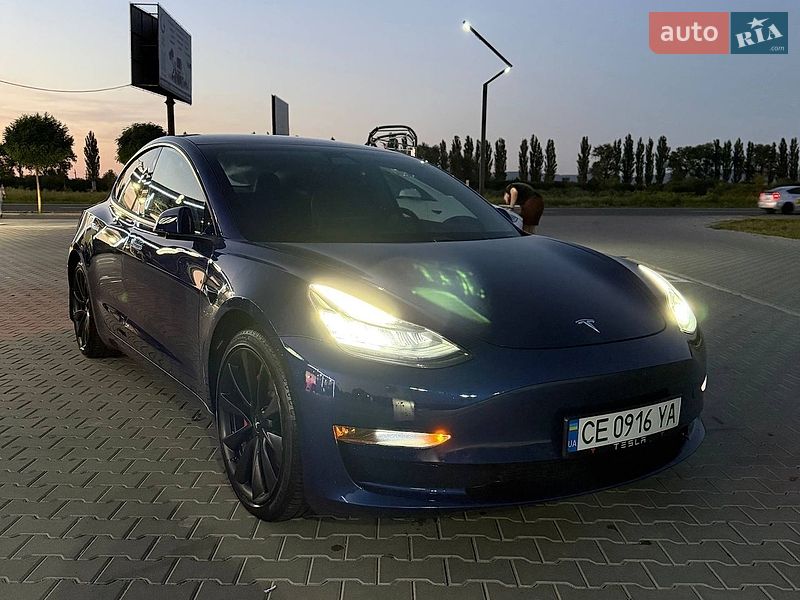 Седан Tesla Model 3 2021 в Чернівцях