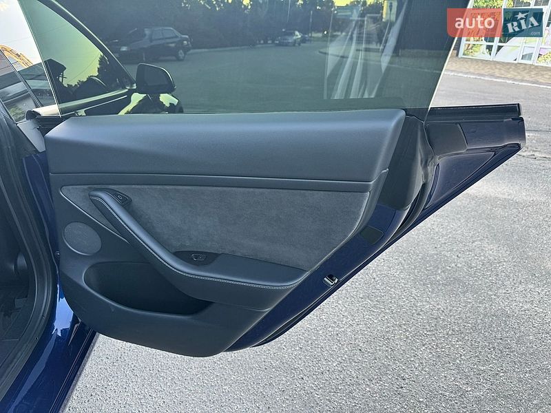 Седан Tesla Model 3 2022 в Кропивницком
