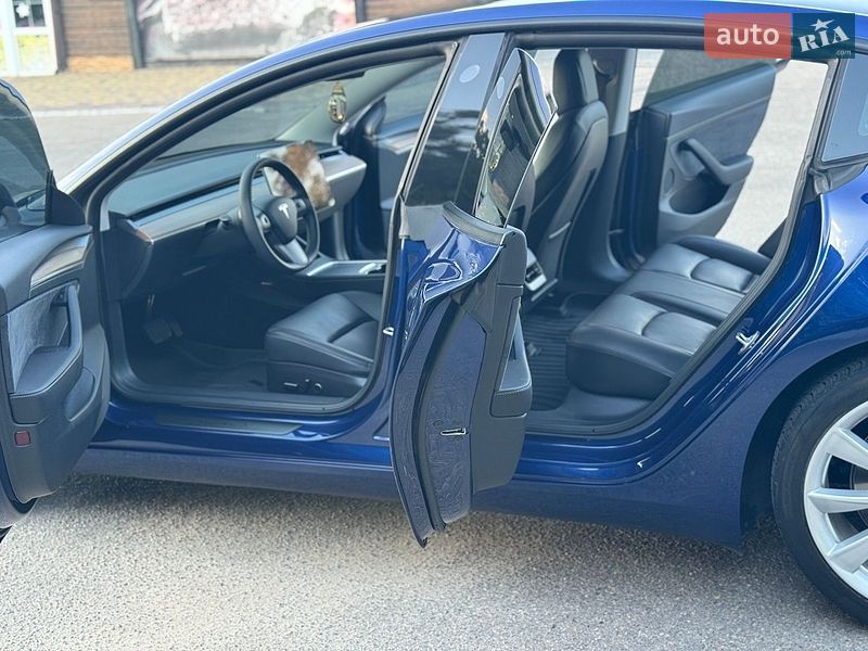 Седан Tesla Model 3 2022 в Кропивницком