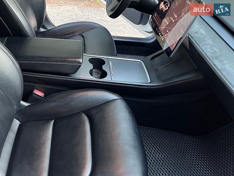 Седан Tesla Model 3 2021 в Львові