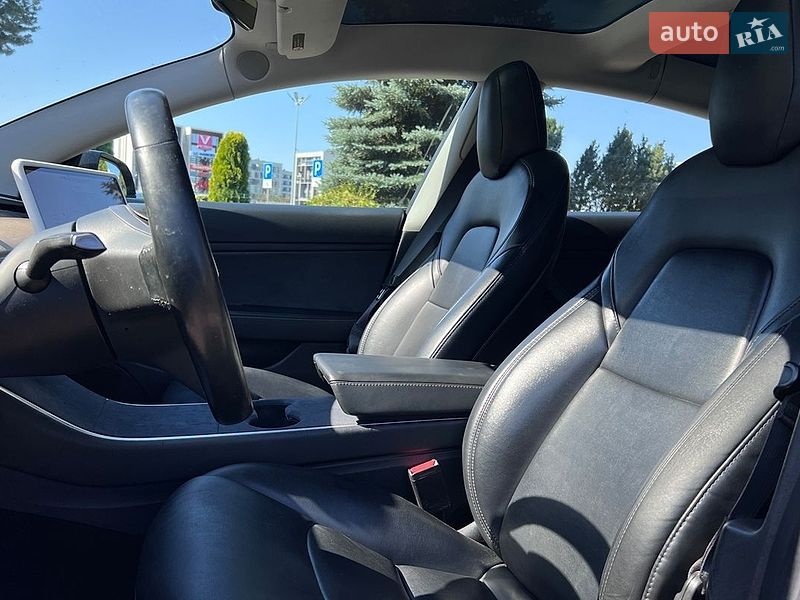 Седан Tesla Model 3 2018 в Львове