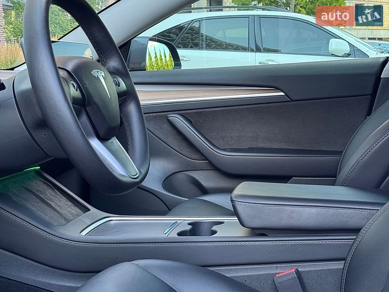 Седан Tesla Model 3 2022 в Киеве