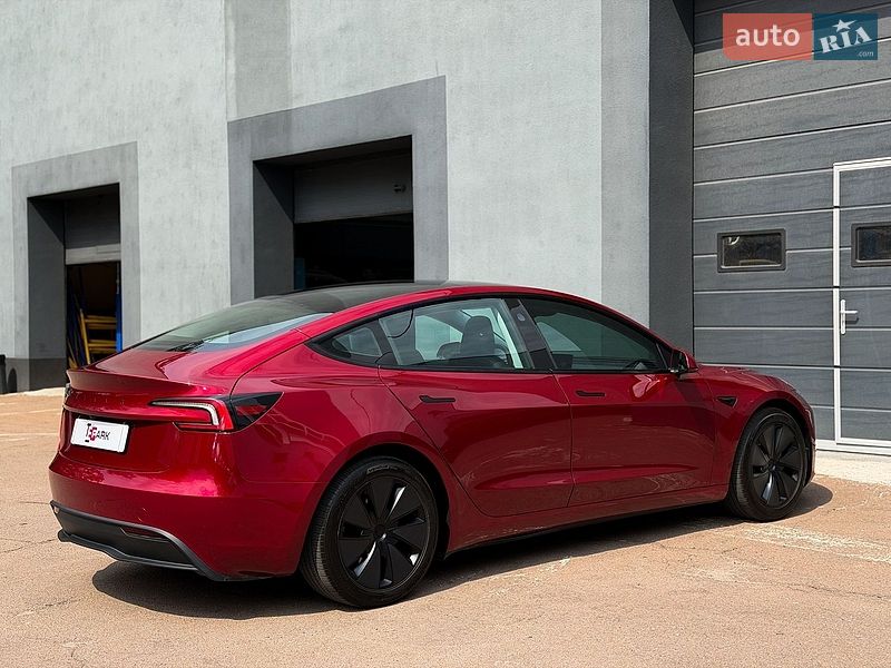 Седан Tesla Model 3 2024 в Киеве