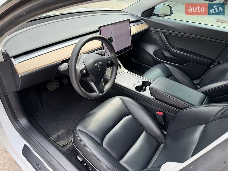 Седан Tesla Model 3 2021 в Луцке