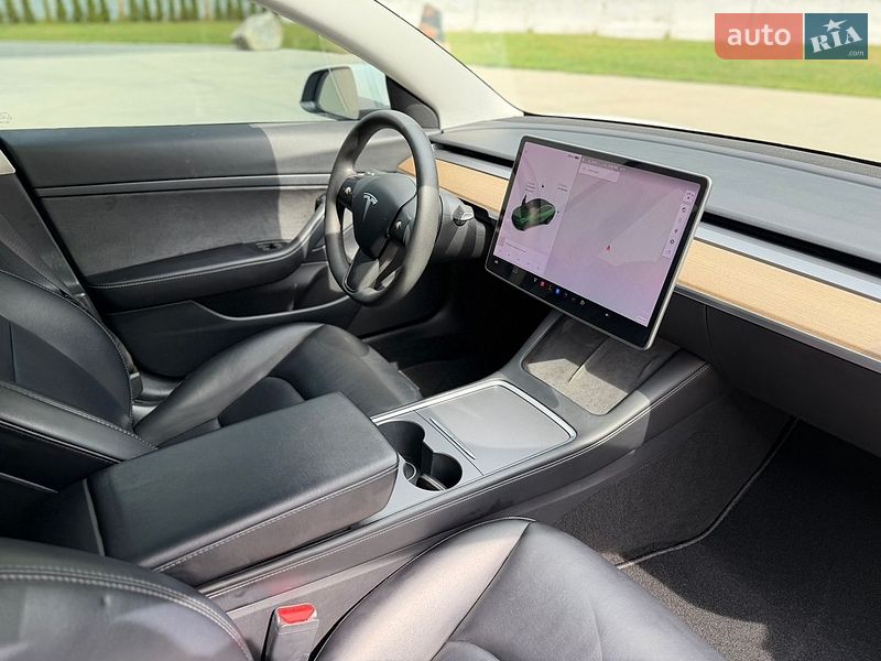 Седан Tesla Model 3 2021 в Луцке