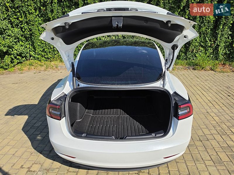 Седан Tesla Model 3 2023 в Одесі