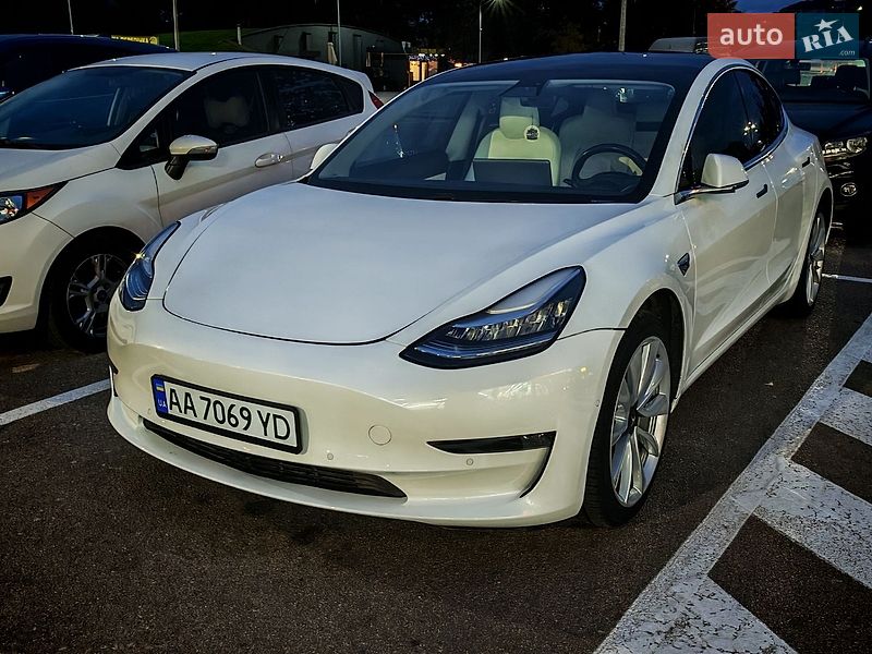 Седан Tesla Model 3 2019 в Киеве