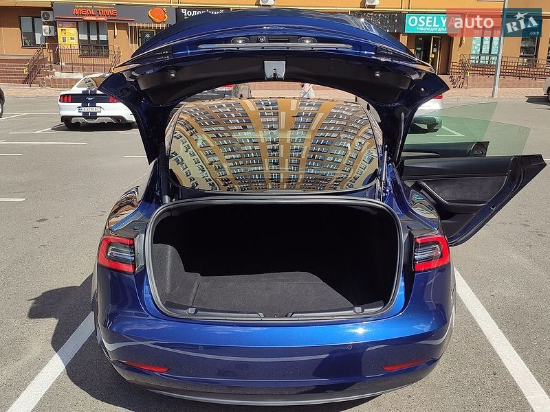Седан Tesla Model 3 2021 в Киеве