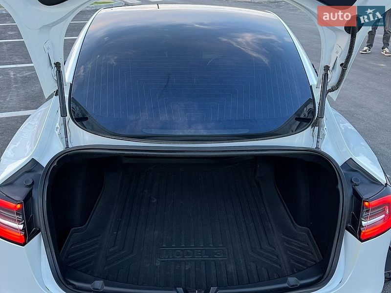 Седан Tesla Model 3 2019 в Ровно
