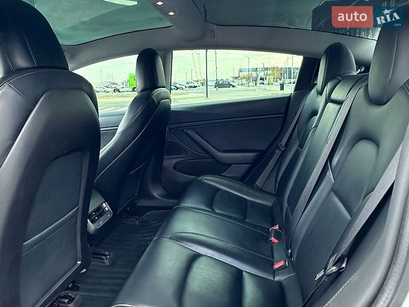Седан Tesla Model 3 2019 в Ровно