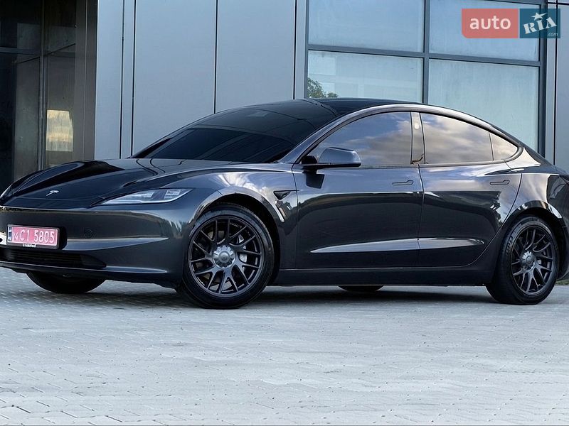 Седан Tesla Model 3 2025 в Черновцах