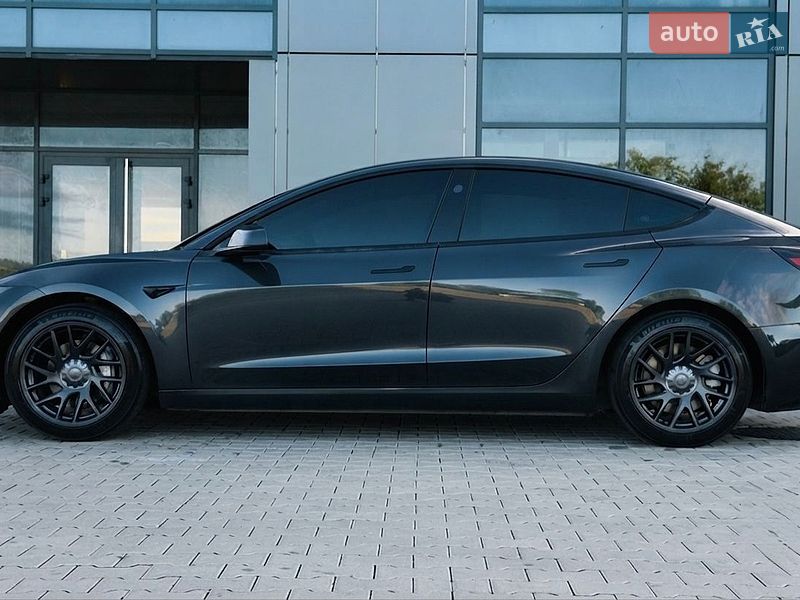 Седан Tesla Model 3 2025 в Черновцах
