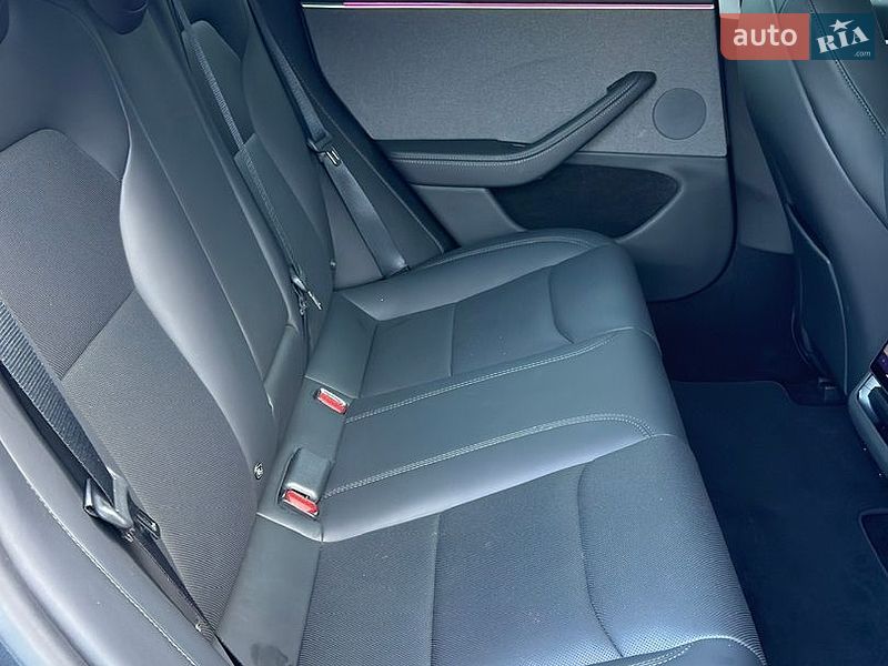 Седан Tesla Model 3 2025 в Черновцах