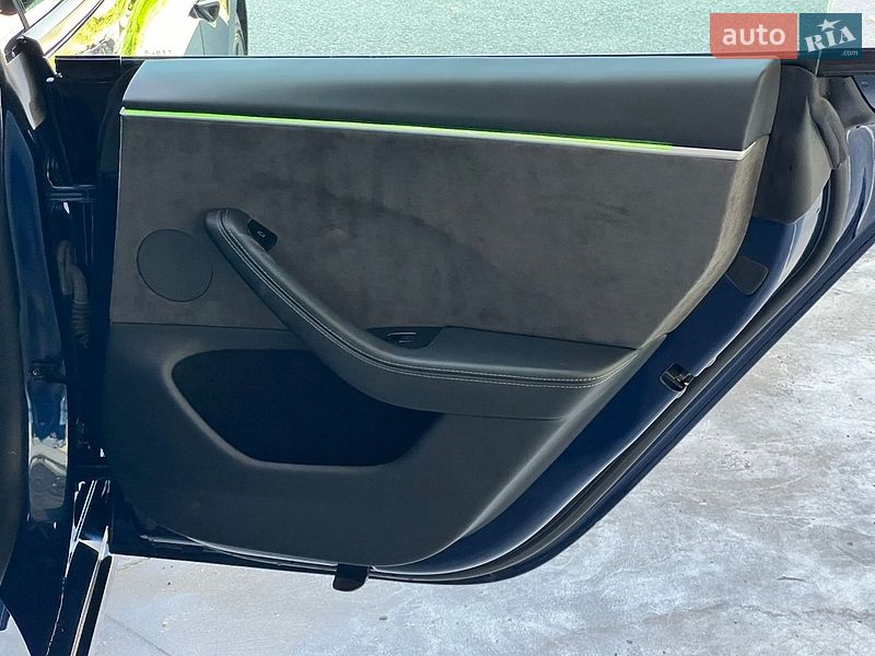 Седан Tesla Model 3 2024 в Києві