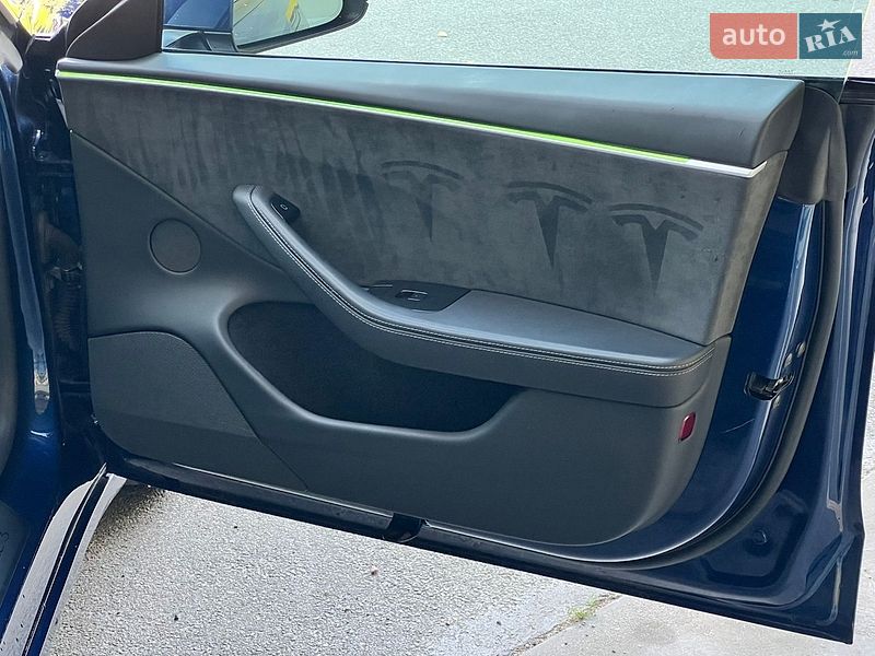 Седан Tesla Model 3 2024 в Києві