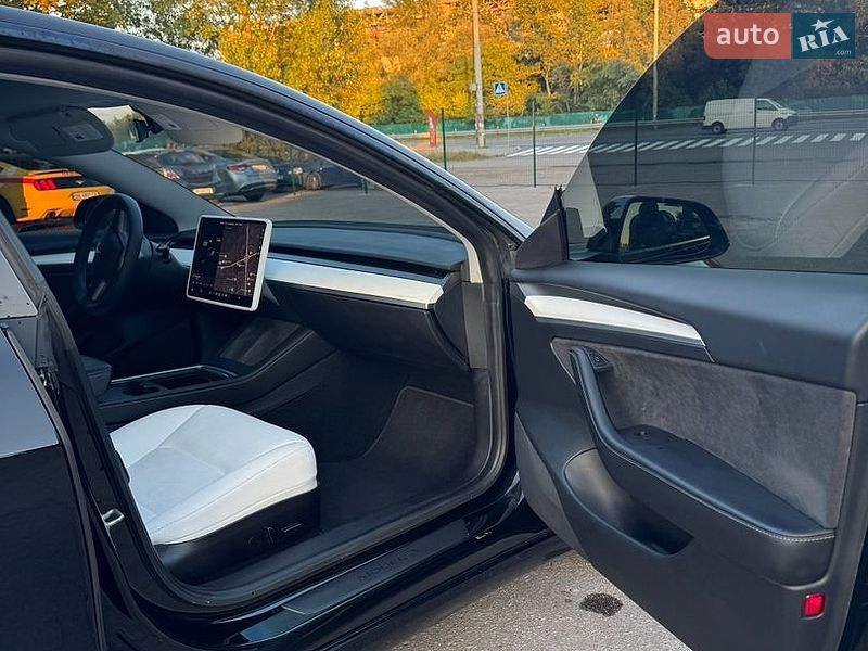 Седан Tesla Model 3 2021 в Киеве