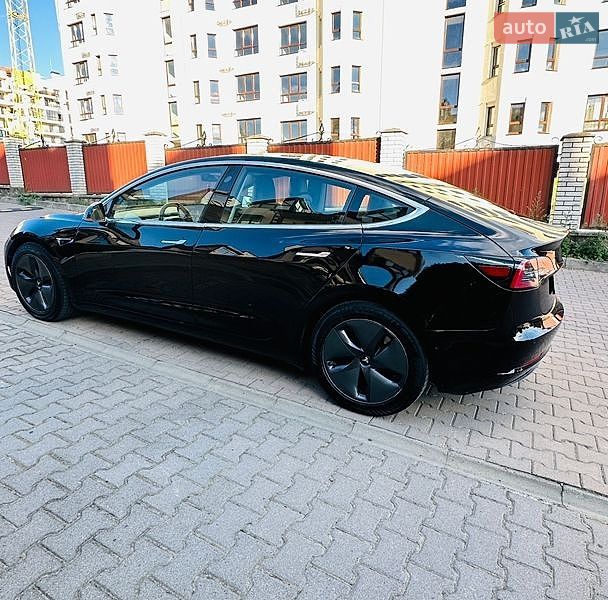 Седан Tesla Model 3 2019 в Черновцах
