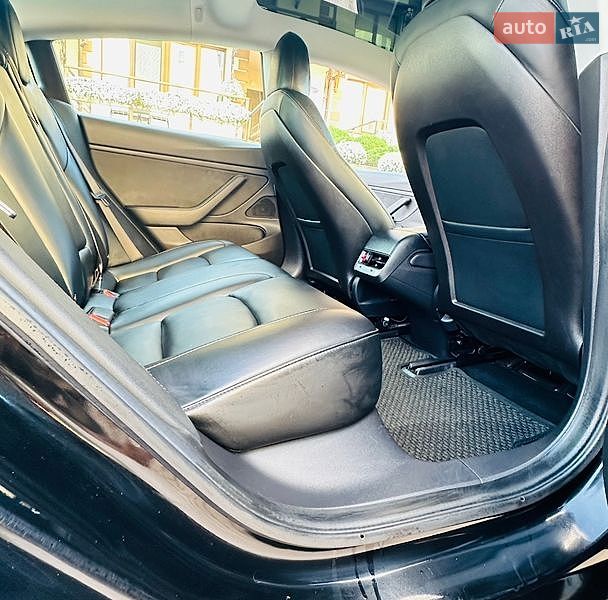 Седан Tesla Model 3 2019 в Черновцах