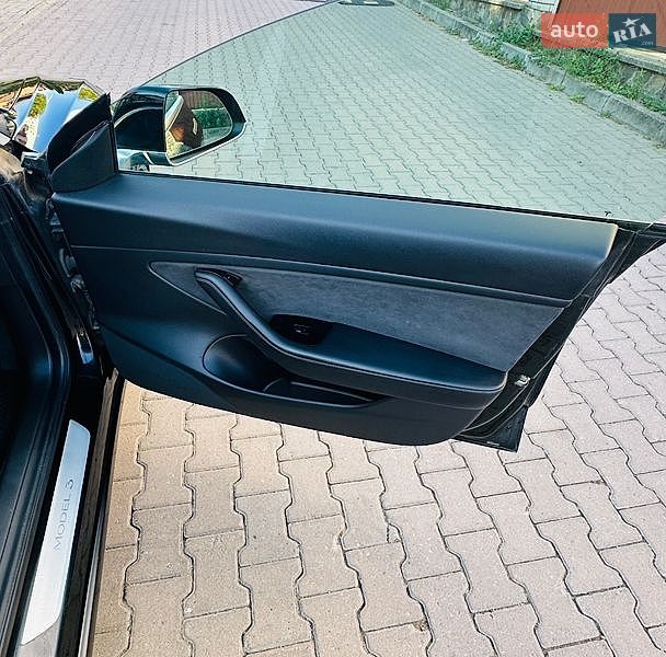 Седан Tesla Model 3 2019 в Черновцах