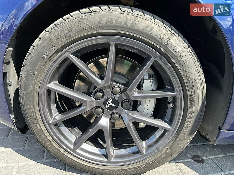 Седан Tesla Model 3 2022 в Виннице