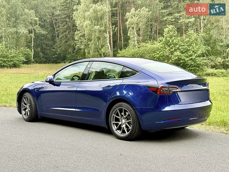 Седан Tesla Model 3 2022 в Сумах