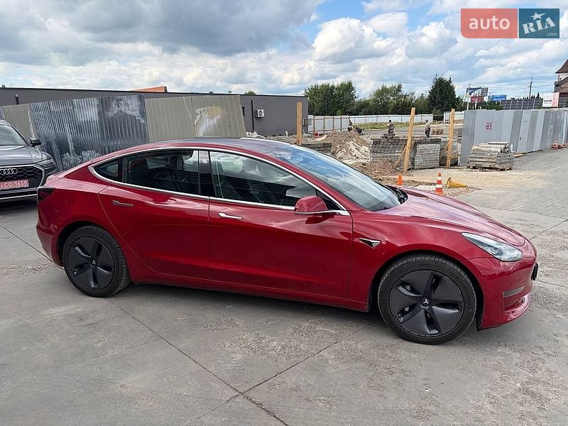 Седан Tesla Model 3 2018 в Львові