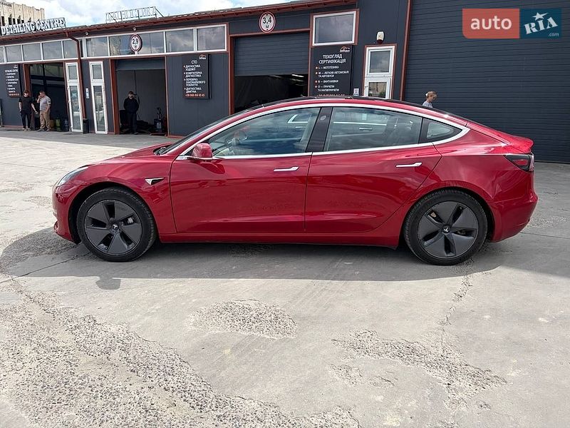 Седан Tesla Model 3 2018 в Львові