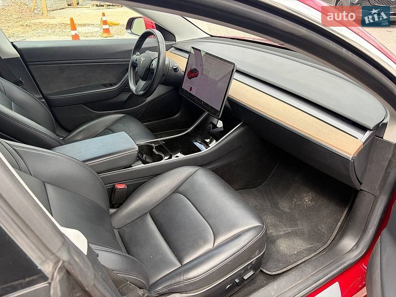 Седан Tesla Model 3 2018 в Львові
