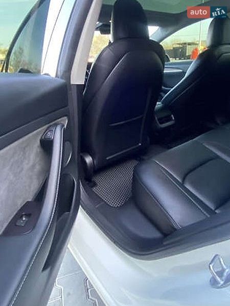 Седан Tesla Model 3 2022 в Киеве