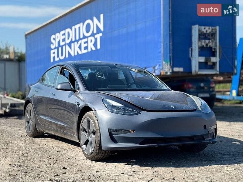 Седан Tesla Model 3 2022 в Бурштыне