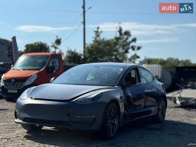 Седан Tesla Model 3 2022 в Бурштыне