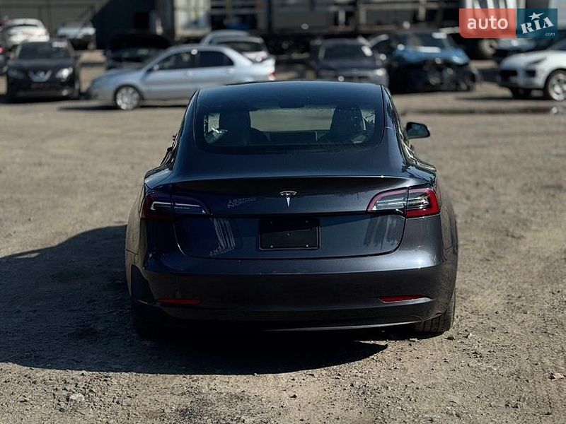 Седан Tesla Model 3 2022 в Бурштыне