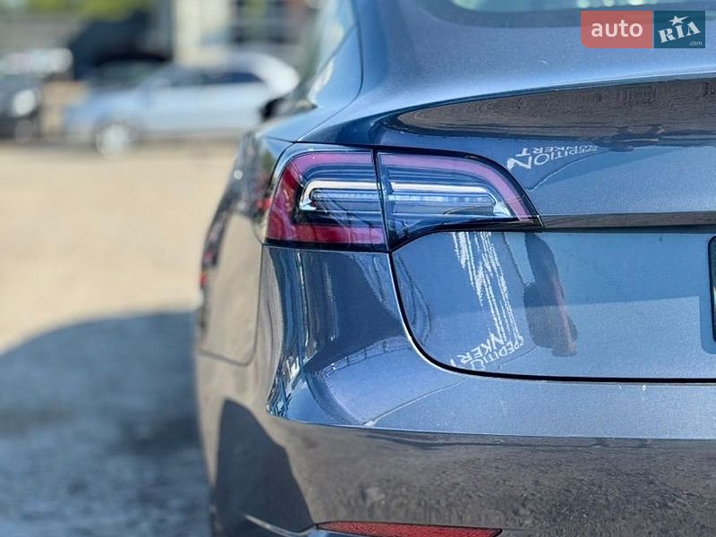 Седан Tesla Model 3 2022 в Бурштыне