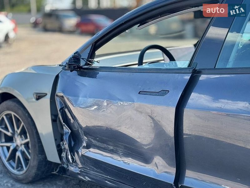 Седан Tesla Model 3 2022 в Бурштыне