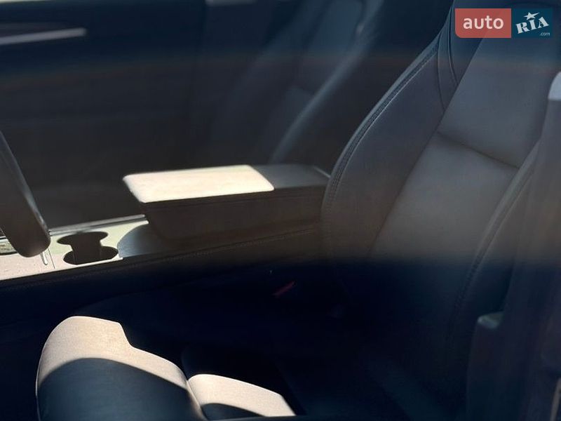 Седан Tesla Model 3 2022 в Бурштыне