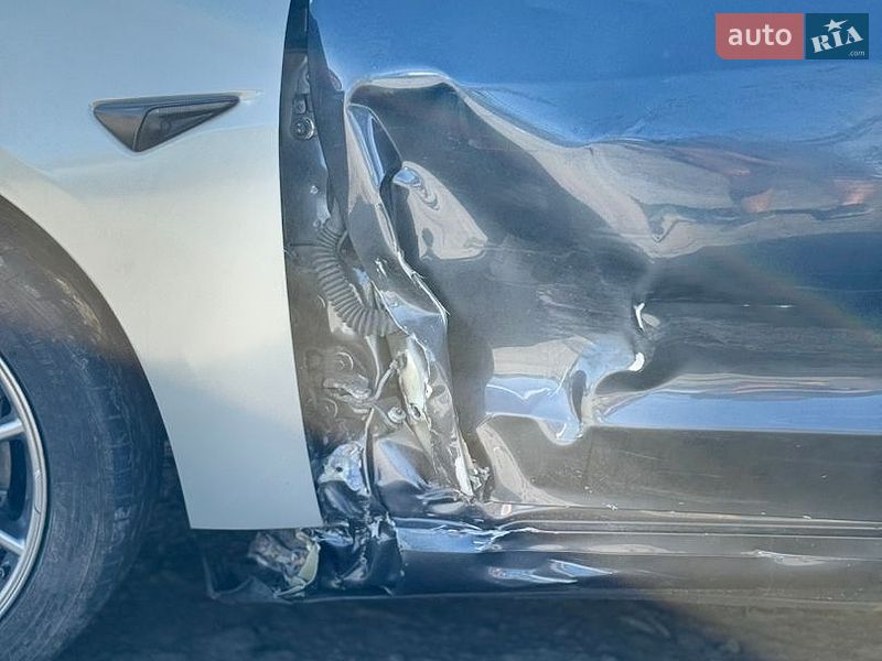 Седан Tesla Model 3 2022 в Бурштыне